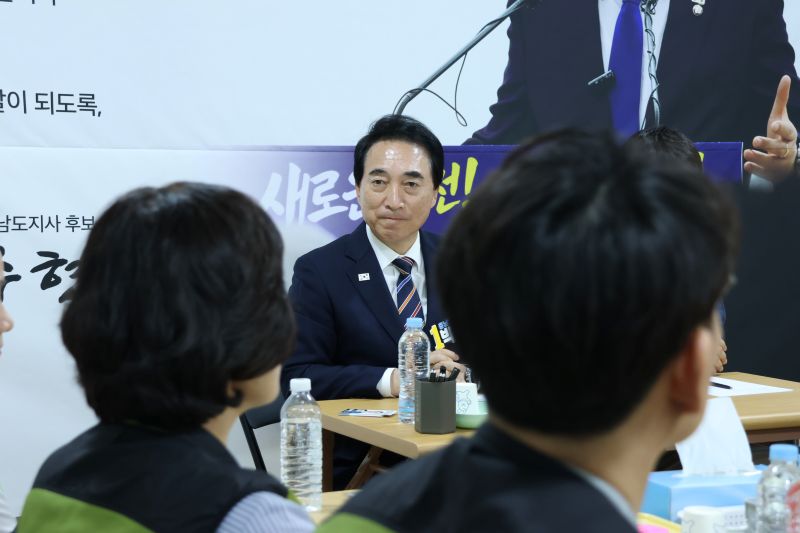 ▲ 박수현 더불어민주당 충남도지사 후보가 18일 천안 선거사무소에서 열린 민주노총 세종충남본부 정책간담회에 참석해 노동 현안에 대한 의견을 청취하고 있다.ⓒ선거 캠프
