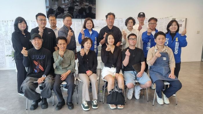 ▲ 더불어민주당 손화정(뒷줄 가운데) 영종구청장 후보가 구읍뱃터 원도심 상권활성화를 위한 지역 상인 간담회를 열고  기념 촬영을 하고 있다. ⓒ 손화정 후보 캠프 제공