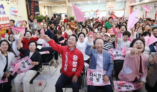 ▲ 유정복 인천시장 후보가 18일 인천 여성공감본부 지지선언 후 비행기 날리기 퍼포먼스를 하고 있다. ⓒ 유정복 선거 캠프 제공