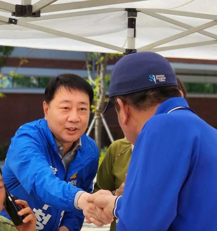 ▲ 민주당 차준택 후보가 부평구를 돌며 구민들을 만나 인사하고 있다.
ⓒ차준택 선거 캠프 제공