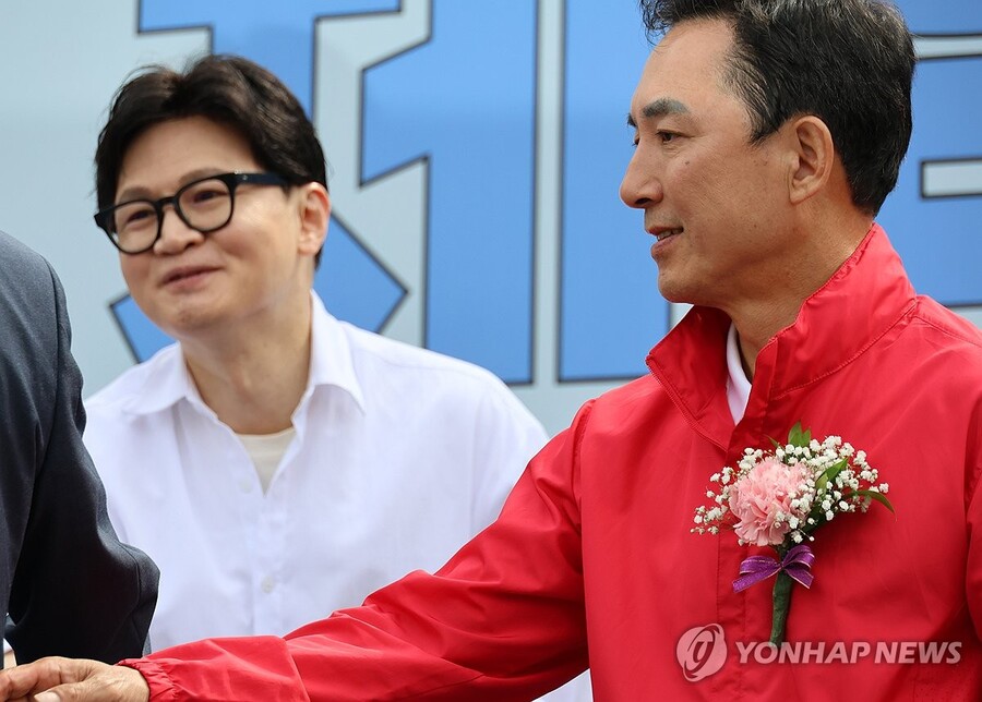 ▲ 부산 북갑 국회의원 보궐선거에 출마한 박민식 국민의힘 후보와 무소속 한동훈 후보가 지난달 26일 부산 구포초에서 열린 동문회 운동회에 참석한 모습. ⓒ연합뉴스
