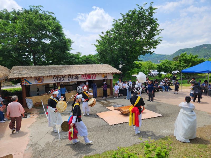 ▲ 아산 외암마을을 찾은 관광객들이 민속 공연을 관람하고 있다.ⓒ아산시