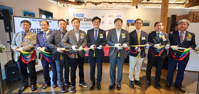 ▲ 조병우(가운데) 인하대 총장 등 관계자들이 ‘I-RISE Open Campus 백년이음 2호’ 개관식에서 사진촬영을 하고 있다. ⓒ인하대 제공