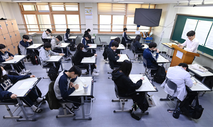 ▲ 5월 전국연합학력평가가 실시된 지난 7일 경기 수원시 효원고등학교 3학년 교실에서 학생들이 시험을 준비하는 모습. ⓒ뉴시스
