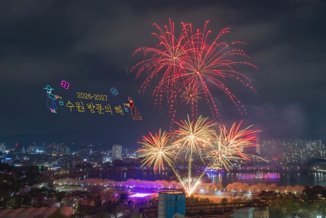 ▲ ‘2026 만석거 새빛축제’에서 열린 드론&불꽃쇼 모습. ⓒ수원시 제공