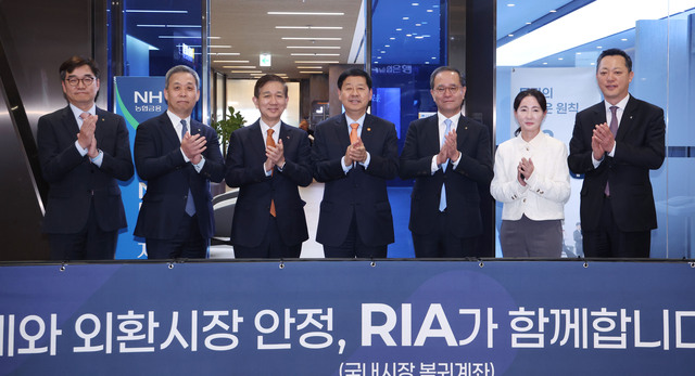 ▲ ⓒ뉴시스. 구윤철 경제부총리 겸 재정경제부 장관이 3일 오후 국내시장 복귀계좌(RIA) 출시를 기념해 서울 영등포구 NH투자증권 본사를 방문, 기념촬영 하고 있다. 왼쪽부터 NH투자증권 강민훈 디지털사업부 대표, 윤병운 대표이사 사장, 황성엽 금융투자협회장, 구 부총리, 이찬우 NH농협금융지주회장, NH투자증권 채널솔루션부문 이재경 부사장, WM사업부 배광수 대표. 2026.04.03.