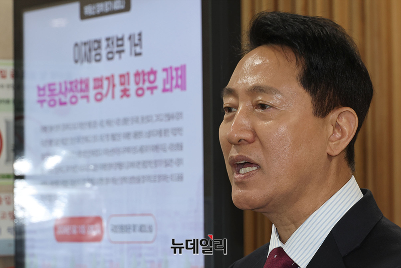▲ 오세훈 국민의힘 서울시장 후보가 지난 18일 국회 의원회관에서 열린 '이재명 정부 1년 부동산 정책 평가 및 향후 과제' 세미나에 참석한 뒤 기자들과 만나 인터뷰하는 모습. ⓒ정상윤 기자
