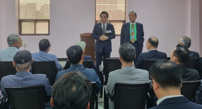 ▲ 박수현 더불어민주당 충남도지사 후보가 19일 천안시 성환읍에서 열린 성환 종축장 이전 추진위원회 주민 간담회에 참석해 지역 발전 방안을 설명하고 있다.ⓒ선거 캠프