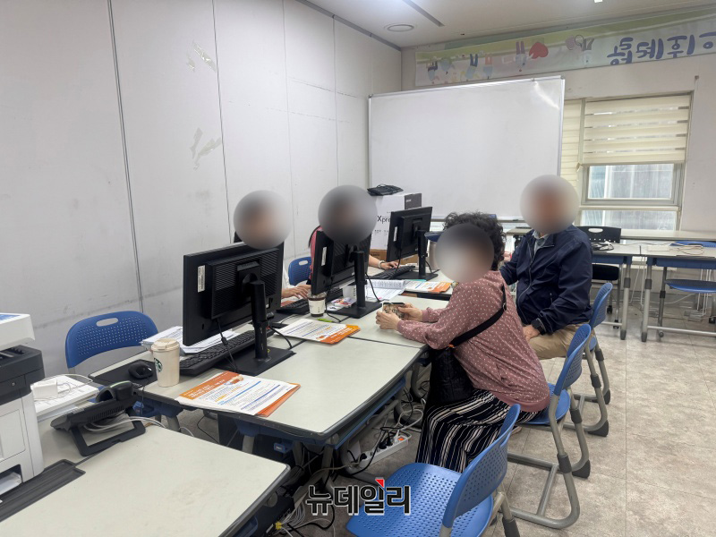 ▲ 고유가 피해지원금 2차 신청 이틀째인 19일 오전 서울 마포구 주민센터 3층 임시 접수처에서 고령층 방문객들이 창구 직원의 안내를 받으며 접수 절차를 밟고 있다. ⓒ임찬웅 기자