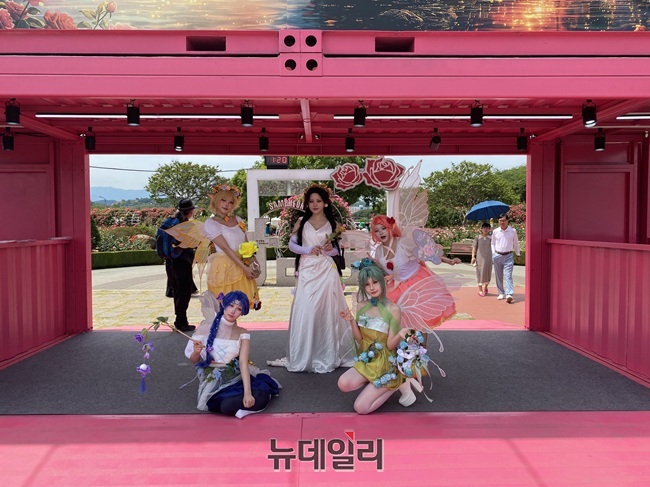 ▲ 삼척시가 19일 삼척 장미축제를 개막했다. 이날 행사장인 장미공원에는 다양한 색깔의 장미들이 활짝 핀 얼굴로 시민들과 관광객들을 만났다. 시는 25일까지 장미나라 퍼레이드, 체험 프로그램, 축하 공연을 비롯한 싱어롱쇼, 블랙이글스 에어쇼 등 공연 프로그램 등 다양한 행사를 선보인다. ⓒ이달수기자