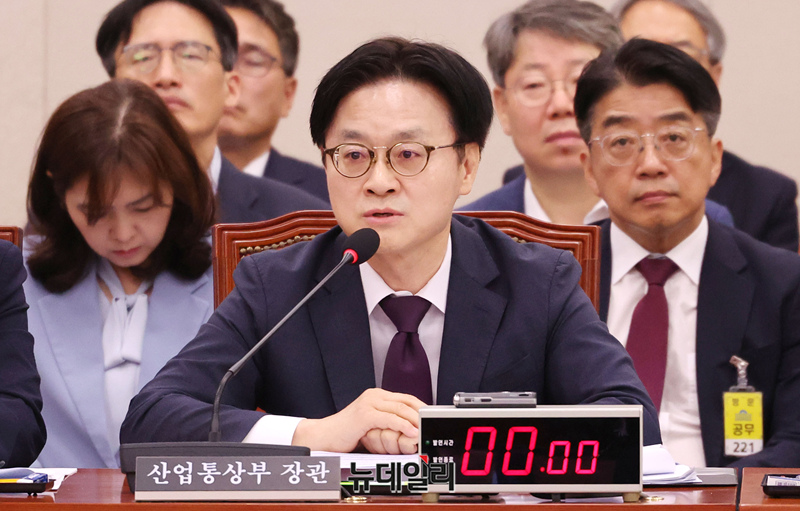 ▲ 김정관 산업통상부 장관이 19일 국회에서 열린 산업통상자원중소벤처기업위원회 전체회의에서 의원 질의에 답변을 하고 있다. ⓒ이종현 기자