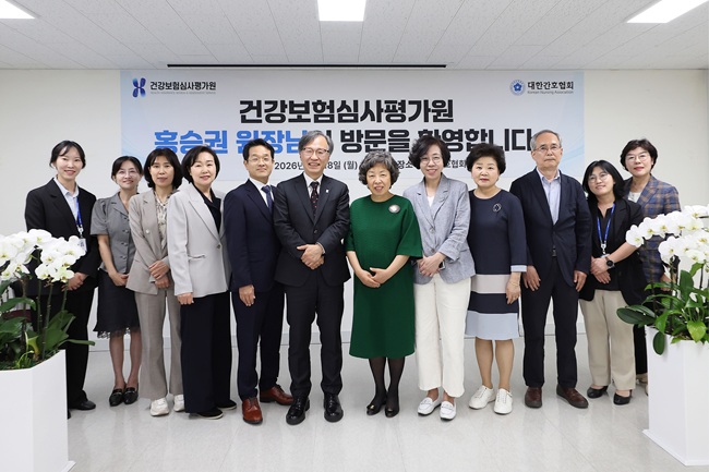 ▲ 홍승권 건강보험심사평가원 원장이 지난 18일 대한간호협회를 방문해 소통행보를 이어갔다. ⓒ심평원