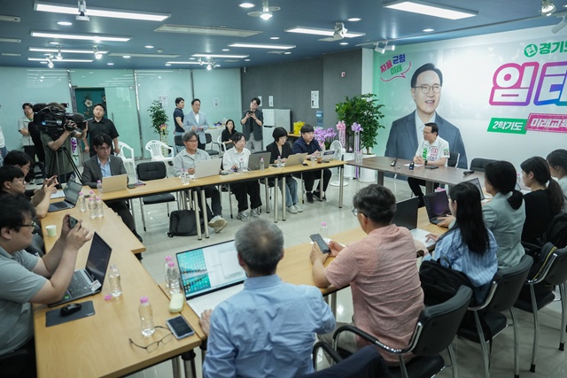 ▲ 임태희 경기도교육감 후보가 19일 용인시 수지구 선거사무소에서 열린 경기도교육청 출입기자단과 공동인터뷰에서 발언하고 있다. ⓒ임태희 선거캠프 제공