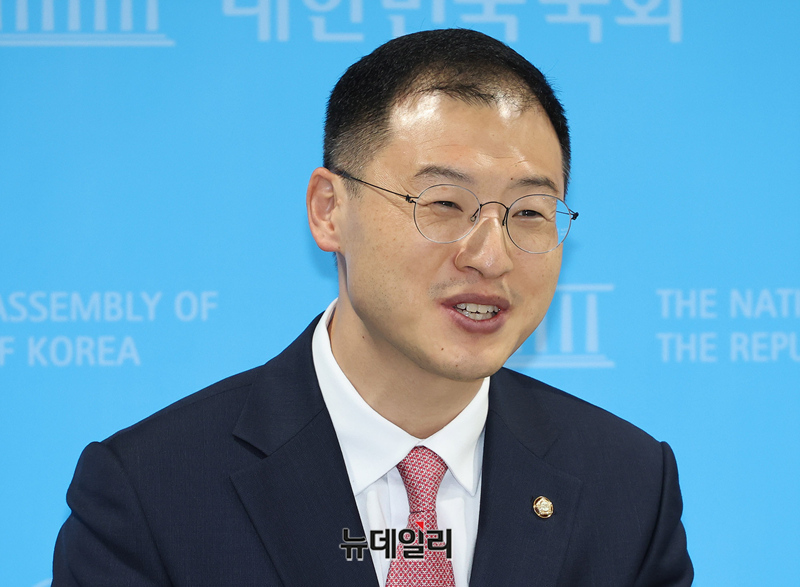 ▲ 김상욱 더불어민주당 울산시장 후보. 사진은 김 후보가 국민의힘을 탈당한 직후인 지난해 5월 15일 국회 기자회견장에서 이재명 더불어민주당 대선 후보 공개지지 선언을 하고 취재진의 질문에 답하는 모습. ⓒ정상윤 기자