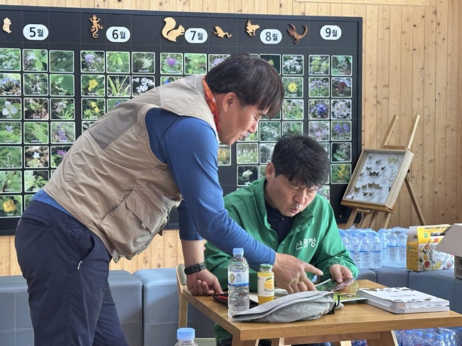 ▲ 송준호 북부지방산림청장이 보호구역 운영·관리 현황을 보고 받고 있다. ⓒ북부지방산림청