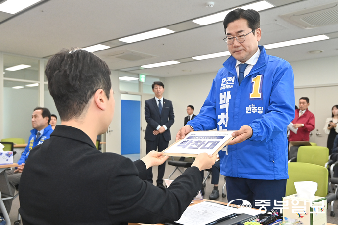 ▲ 더불어민주당 박찬대 인천시장 후보가 지난 14일 인천 미추홀구 인천시선거관리위원회에서 후보자 등록을 하고 있다. ⓒ박찬대 후보 캠프 제공