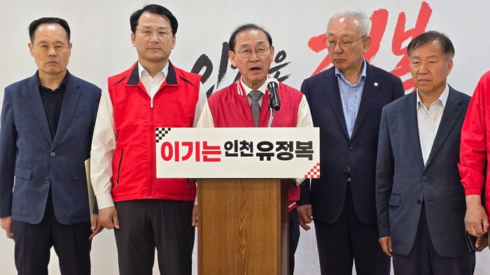 ▲ 정유섭(가운데) 정복캠프 총괄선대위원장이 19일 긴급 기자회견에서 대장동 사업의 미화 발언에 대해 비판하고 있다. ⓒ 유정복 후보 캠프 제공