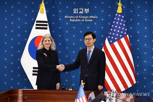 ▲ 앨리슨 후커 미국 국무부 정무차관과 박윤주 외교부 1차관이 지난해 10월 10일 서울 종로구 외교부 청사에서 열린 한미 외교차관 전략대화에서 악수하고 있다.ⓒ연합뉴스