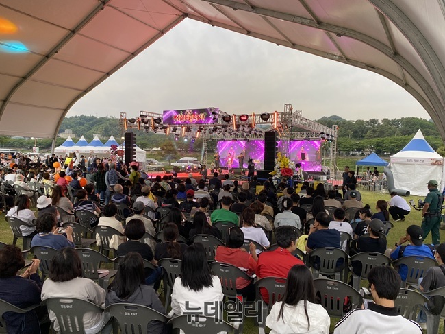▲ 19일 삼척장미축제가 삼척장미공원에서 개막했다. 이날 저녁 개막식에는 김광철 삼척시장 대행(부시장), 권정복 삼척시의회 예비후보(의장), 박상수 삼척시장 후보 등 많은 시민과 관광객들이 참석했다. ⓒ이달수기자