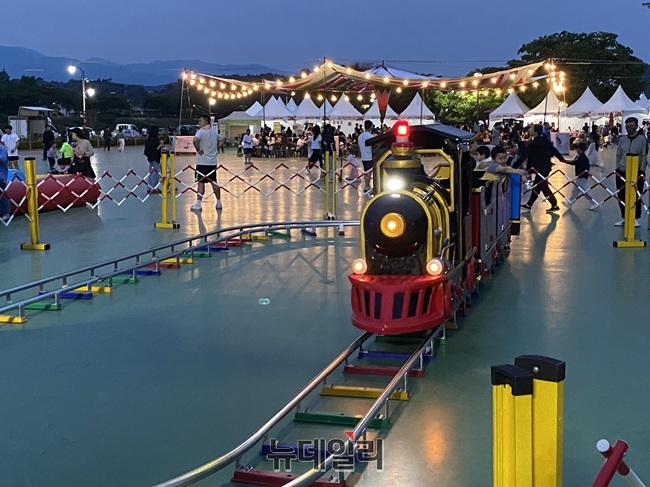 ▲ 삼척장미축제에서 즐겁게 놀고 있는 시민들 모습. ⓒ이달수기자