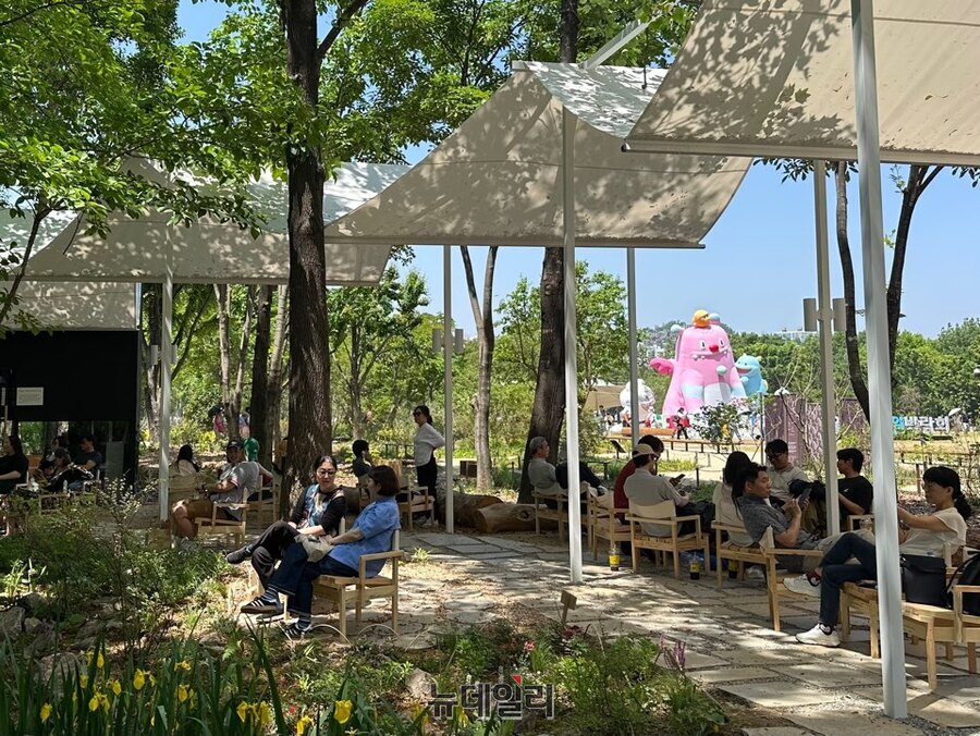 ▲ 서울 성동구 서울숲에서 열리고 있는 2026 서울국제정원박람회에서 관람객들이 휴식을 취하고 있다. ⓒ서울시