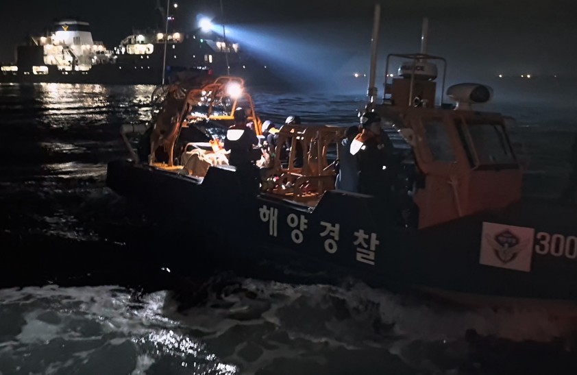 ▲ 19일 오후 부산 앞바다 조업 어선에서 해상으로 추락한 외국인 선원이 해경에 의해 구조되고 있다. (사진=부산해경 제공) ⓒ뉴시스
