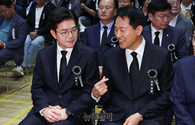 ▲ 오세훈 국민의힘 서울시장 후보와 정원오 더불어민주당 서울시장 후보가 지난 18일 서울시청 본관에서 열린 5.18 민주화운동 제46주년 서울 기념식에서 대화를 나누는 모습. ⓒ서성진 기자
