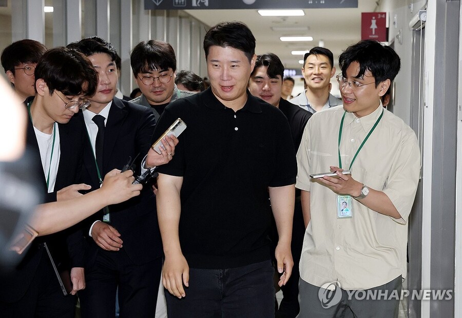 ▲ 삼성그룹 초기업노동조합 삼성전자지부 최승호 위원장이 총파업 예고시점을 하루 앞둔 20일 정부세종청사 중앙노동위원회에서 열린 3차 사후조정 회의에 참석한 뒤 회의장을 나가며 취재진의 질문을 받고 있다.ⓒ연합뉴스