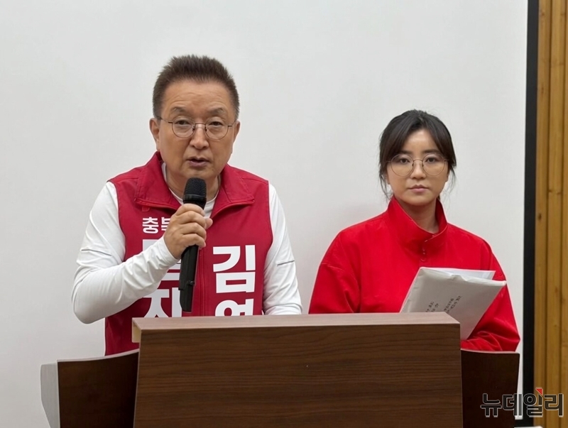 ▲ 김영환 국민의힘 충북지사 후보가 20일 도청 브리핑룸에서 기자회견을 열고 신용한 더불어민주당 충북지사 후보와 이강일 국회의원의 공직선거법 위반 혐의와 관련 수사기관의 신속한 강제수사를 촉구하고 있다.ⓒ표윤지 기자