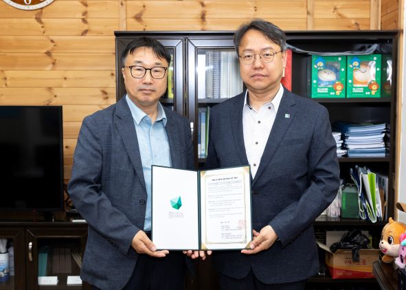 ▲ 울릉군은 지난 5월 20일, 울릉도·독도 해양연구기지와 울릉도 대표 탐방로인 ‘울릉해담길’의 안전한 관리를 위한‘사계절 참 아름다운 해담길 관리’업무협약을 체결했다고 밝혔다.ⓒ울릉군청