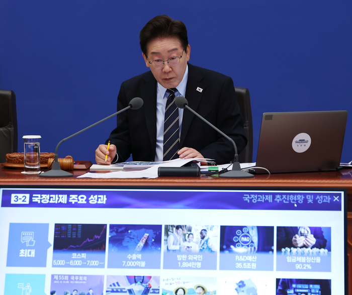 ▲ 이재명 대통령이 20일 청와대에서 열린 국무회의에서 각 부처 국정성과 보고를 듣고 있다. ⓒ연합뉴스