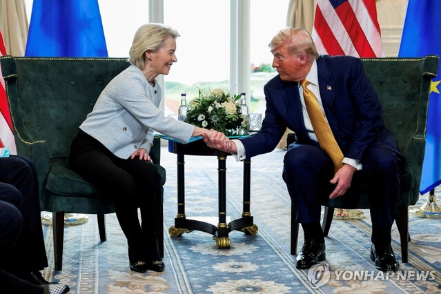 ▲ 우르줄라 폰데어라이엔 유럽연합(EU) 집행위원장과 도널드 트럼프 미국 대통령. 출처=로이터ⓒ연합뉴스