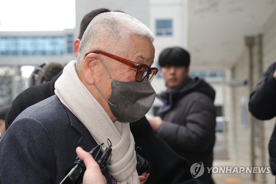 ▲ 삼표그룹 정도원 회장이 지난 2월 경기도 의정부시 가능동 의정부지방법원에서 선고 공판 출석을 위해 법정으로 이동하고 있다. ⓒ연합뉴스