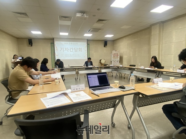 ▲ 김동찬 강릉단오제위원회 위원장이 20일 강릉단오제전수교육관 2층에서 기자 간담회를 갖고 올해 단오제 축제 운영에 대해 설명하고 있다. ⓒ이달수기자