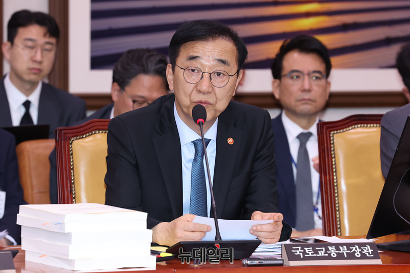 ▲ 김윤덕 국토교통부 장관이 20일 국회 국토교통위원회에서 열린 GTX 삼성역 철근누락 관련 긴급현안질의에 출석해 의원들의 질의에 답하고 있다. ⓒ이종현 기자