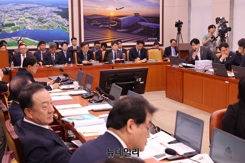 ▲ GTX 삼성역 철근누락 관련 긴급현안질의가 20일 오전 국회 국토교통위원회에서 열리고 있다. ⓒ이종현 기자