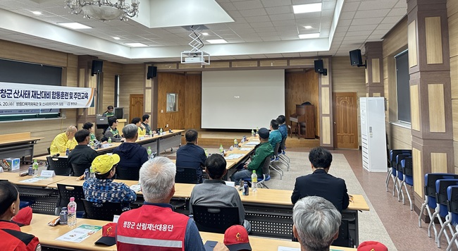 ▲ 강원 평창군이 20일 방림면 다목적체육관과 계촌리 산사태취약지역 일원에서 지역 주민과 공무원, 평창경찰서, 평창소방서, 평창국유림관리소, 평창군산림조합, 강원도 관계자 등 30여 명이 참석한 가운데 산사태 재난 대비 대피 훈련을 시행했다. ⓒ평창군
