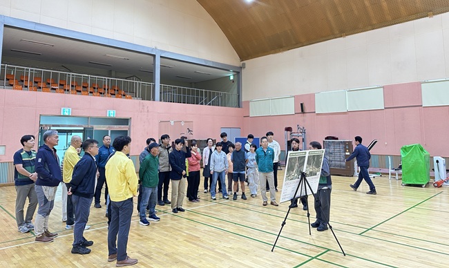 ▲ 강원 평창군이 20일 방림면 다목적체육관과 계촌리 산사태취약지역 일원에서 지역 주민과 공무원, 평창경찰서, 평창소방서, 평창국유림관리소, 평창군산림조합, 강원도 관계자 등 30여 명이 참석한 가운데 산사태 재난 대비 대피 훈련을 시행했다. ⓒ평창군