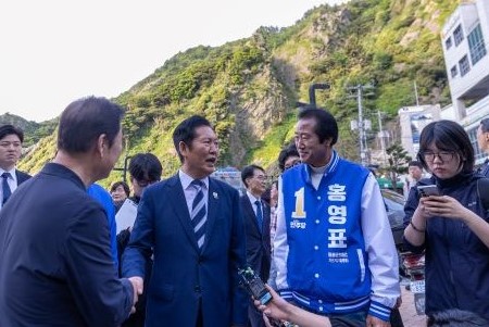 ▲ 전통적인 보수 텃밭으로 분류되는 울릉도에서 더불어민주당 소속으로 출사표를 던진 기호 1번 홍영표 울릉군의원 후보(가 선거구·울릉읍)의 행보에 지역 정가의 이목이 집중되고 있다.ⓒ후보선거캠프제공