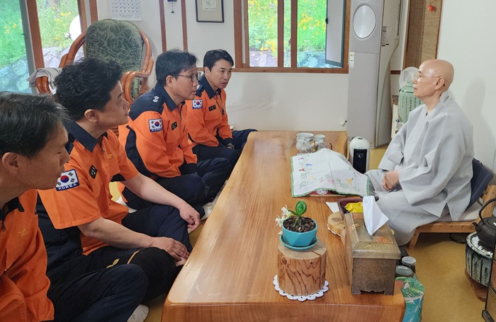 ▲ 성호선 충남소방본부장(왼쪽 세번째)이 20일 보덕사에서 주지스님과 안전대책에 대해 논의하고 있다.ⓒ충남도