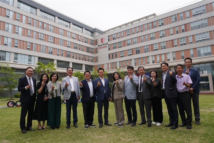 ▲ 인천글로벌캠퍼스 운영재단이 주관한 산학협력 간담회에 참석한  인천지역 경제인 단체 소속 기업 대표들이 기념 촬영을 하고 있다. ⓒ인천글로벌캠퍼스 운영재단 제공