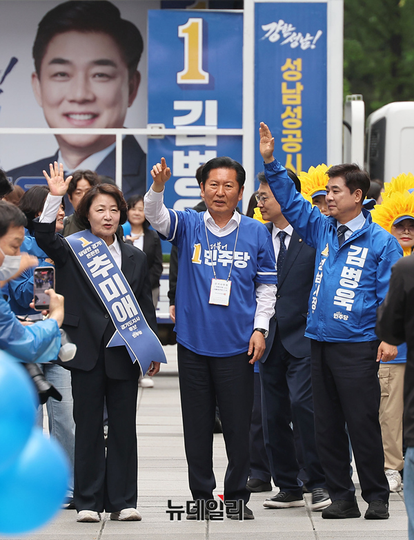 ▲ 정청래 더불어민주당 대표가 21일 추미애 경기도지사 후보 지원 유세에 나서면서 인사하고 있다. ⓒ정상윤 기자