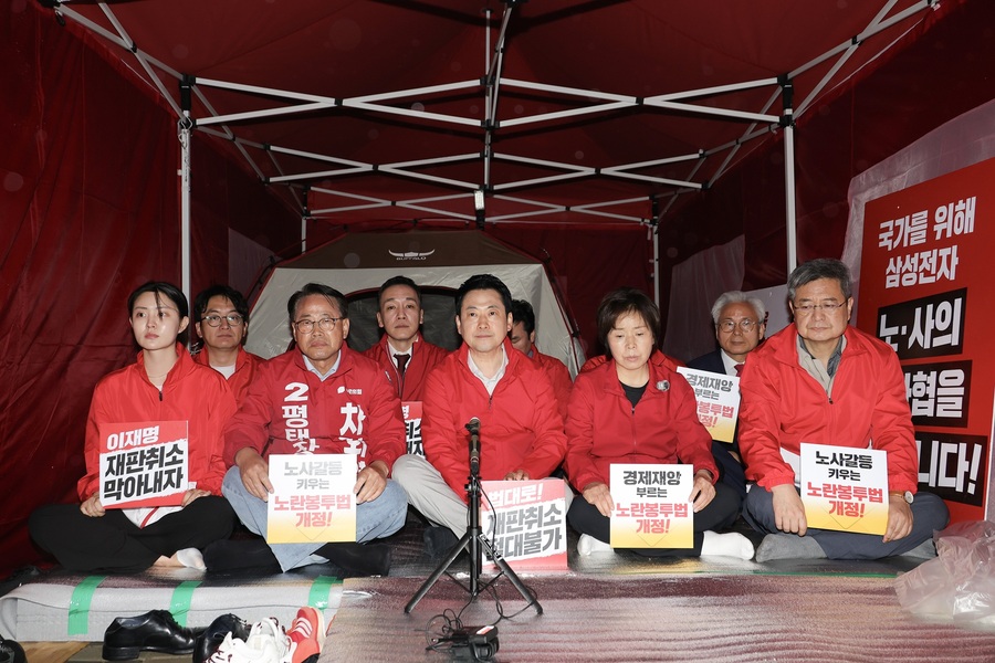 ▲ 장동혁 국민의힘 대표가 21일 경기도 평택시 삼성전자 평택캠퍼스 앞에서 노사대타협을 위해 단식 농성중인 양항자 경기도지사 후보를 위로 방문하고 있다. ⓒ국민의힘 제공