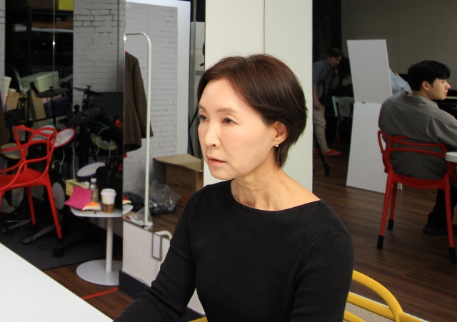 ▲ 연극 '더 마더(THE MOTHER)'에서 ‘안느’ 역을 맡은 배우 정애리가 대본 리딩을 하고 있다. ⓒ천의현기자