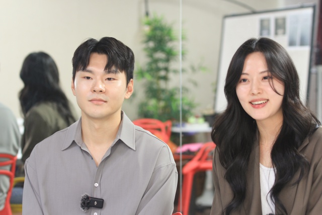 ▲ 연극 '더 마더(THE MOTHER)'에서 ‘니콜라’ 역을 맡은 서진원(왼쪽)과 ‘엘로디’ 역을 맡은 가은. ⓒ천의현기자