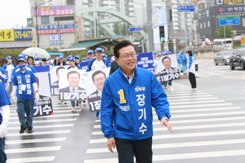 ▲ 장기수 천안시장 후보가 민주당 원팀 출정식을 마치고 선거운동에 나서고 있다.ⓒ캠프제공