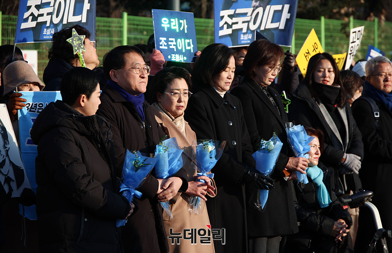 ▲ 2024년 12월 16일 자녀 입시 비리와 청와대 감찰 무마 혐의로 대법원으로부터 징역 2년 실형을 확정받았을 당시 조국 조국혁신당 대표의 수감을 앞두고 의왕 서울구치소에서 당 지도부와 지지자들이 조 대표를 기다리는 모습. ⓒ서성진 기자