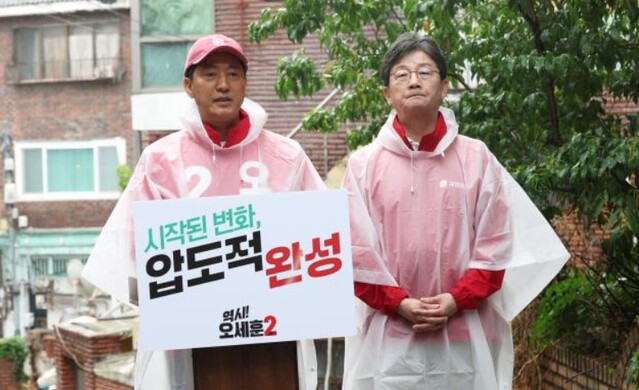 ▲ 국민의힘 오세훈 서울시장 후보가 공식 선거운동 첫날인 21일 서울 강북구 일대에서 유승민 전 의원과 함께 출정 대시민 메시지를 발표하고 있다. ⓒ연합뉴스