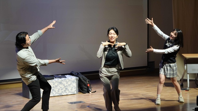▲ 청탁금지법과 이해충돌방지법 등 자칫 딱딱하게 느껴질 수 있는 내용을 공직사회에서 실제로 발생할 수 있는 사례를 바탕으로 뮤지컬 형식으로 풀어내 직원들이 보다 쉽고 재미있게 이해할 수 있도록 구성했다. ⓒ춘천시
