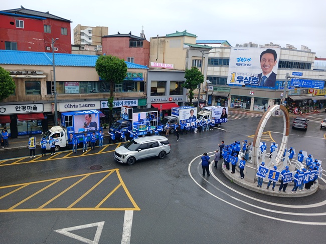 ▲ 장신상 더불어민주당 횡성군수 후보가 21일 횡성읍 시계탑 로타리에서 횡성군수 선거 승리를 향한 출정의 닻을 올렸다. 이날 장후보의 출정식에는 도의원 가 지구 김세종, 나 지구 남홍순 후보, 군의원 가 지구 이수정·백오인 후보, 나 지구 유병화·박기영 후보, 비례 임유정·이동수 후보가 참석해 지지를 호소했다. ⓒ장진상 후보 캠프 제공